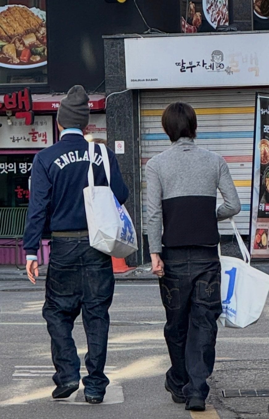 [잡담] 코르티스 멤버들 예전 목격담 추천탭에서 봤는데 찐으로 새깅을 하고 다니는구나ㅋㅋㅋㅋ | 인스티즈