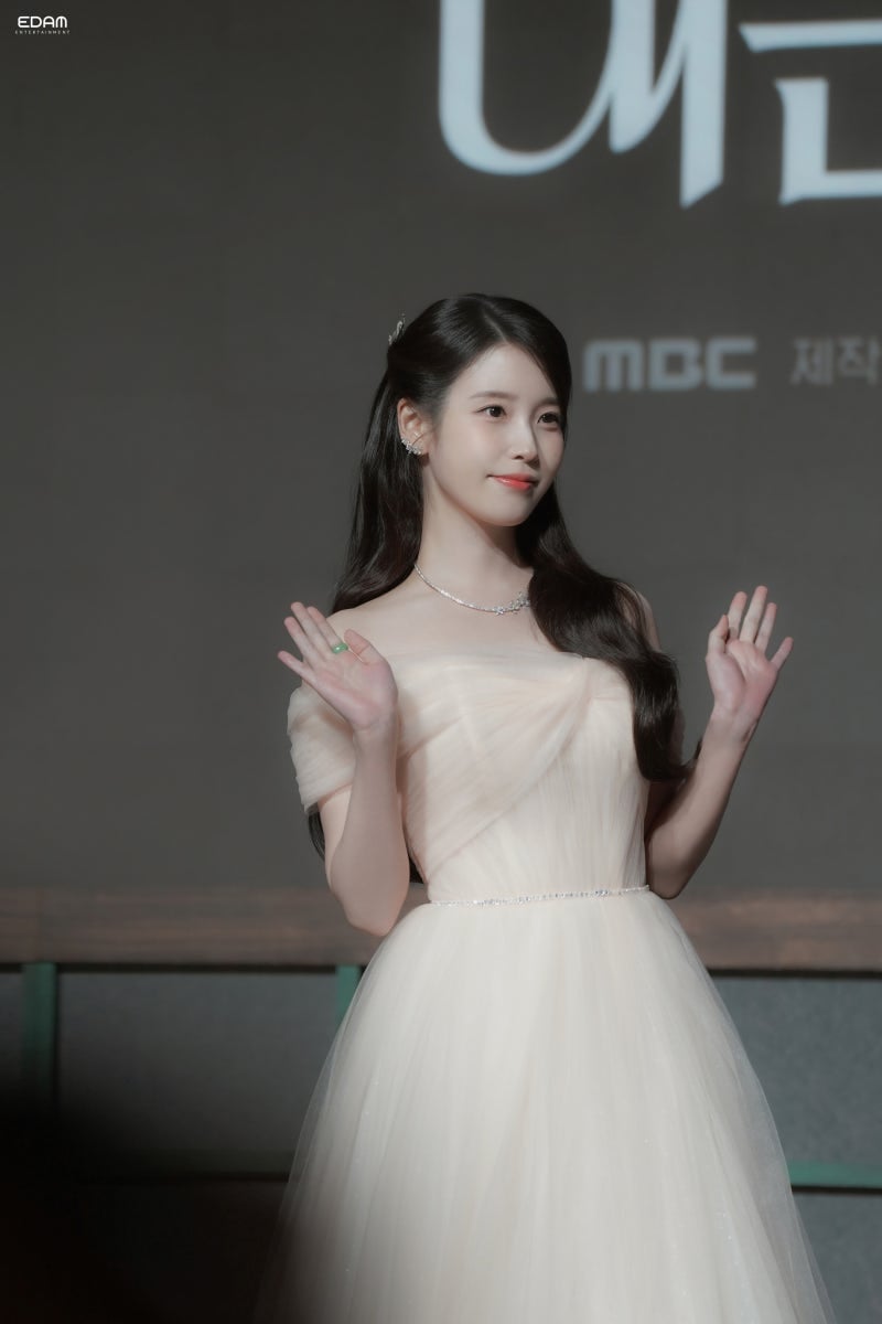 [잡담] 260409 아이유 21세기대군부인 제작발표회 비하인드 사진들 | 인스티즈