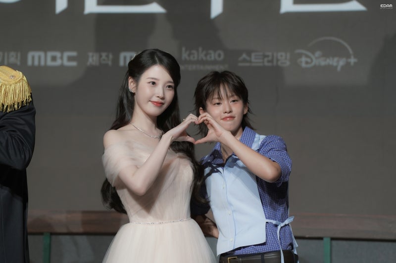 [잡담] 260409 아이유 21세기대군부인 제작발표회 비하인드 사진들 | 인스티즈