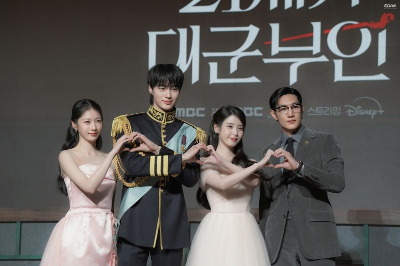 [잡담] 260409 아이유 21세기대군부인 제작발표회 비하인드 사진들 | 인스티즈