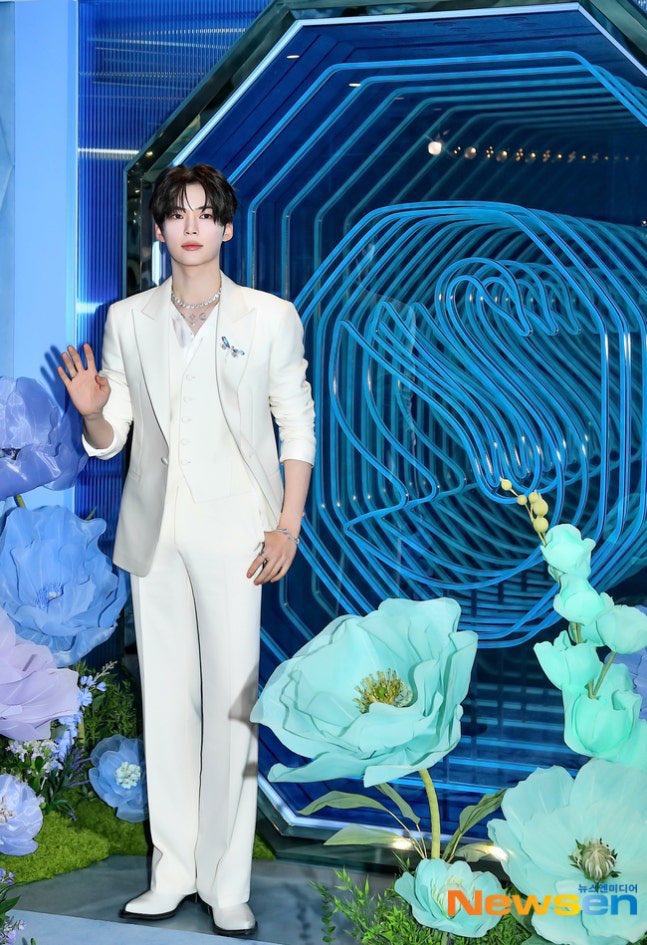 [잡담] 성한빈 흰색 수트 개잘어울려 | 인스티즈