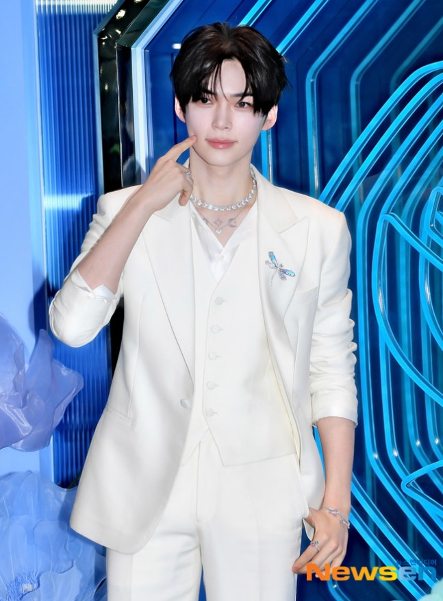 [잡담] 성한빈 흰색 수트 개잘어울려 | 인스티즈