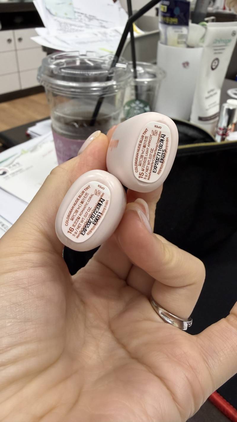 [잡담] 입술 바르고 조금이라도 어둡게 변하면 칙칙해보이는 익들 템하나 추천해도될까? | 인스티즈