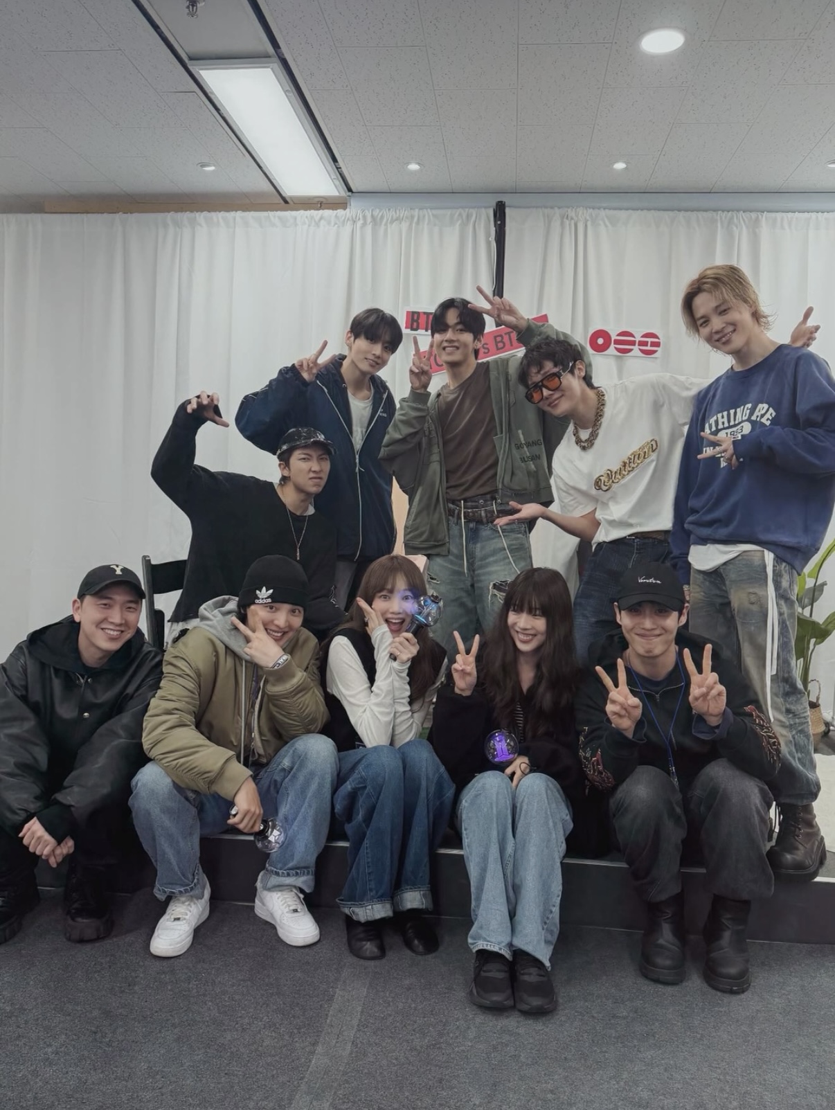 [잡담] 방탄 콘서트 간 연예인 사진들 보는데 슈가랑 진 없는게 | 인스티즈