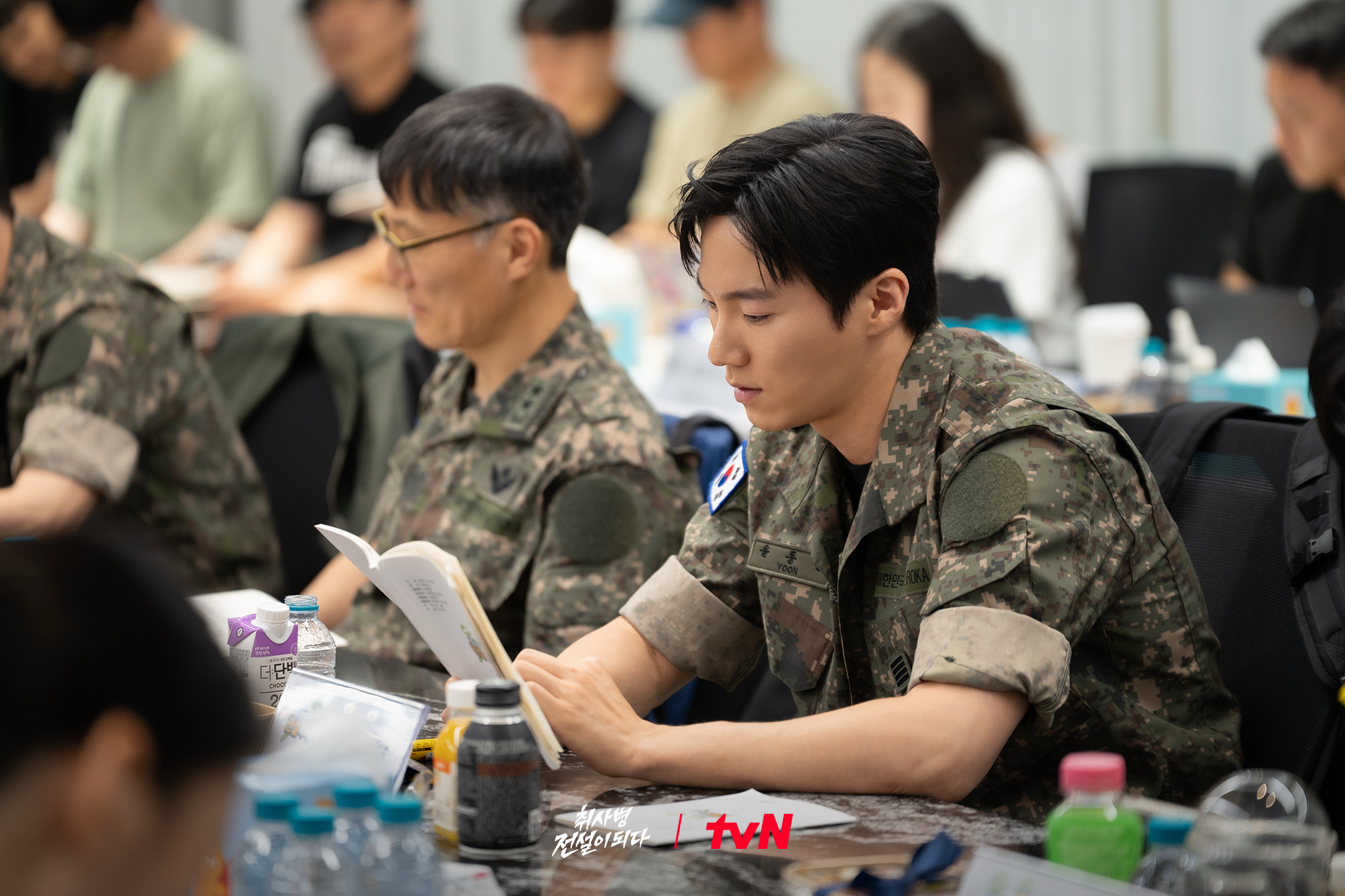 [잡담] 취사병) 일동 군복 착장으로 모두 집합!<취사병 전설이 되다> 대본리딩 스틸 공개🔥 | 인스티즈