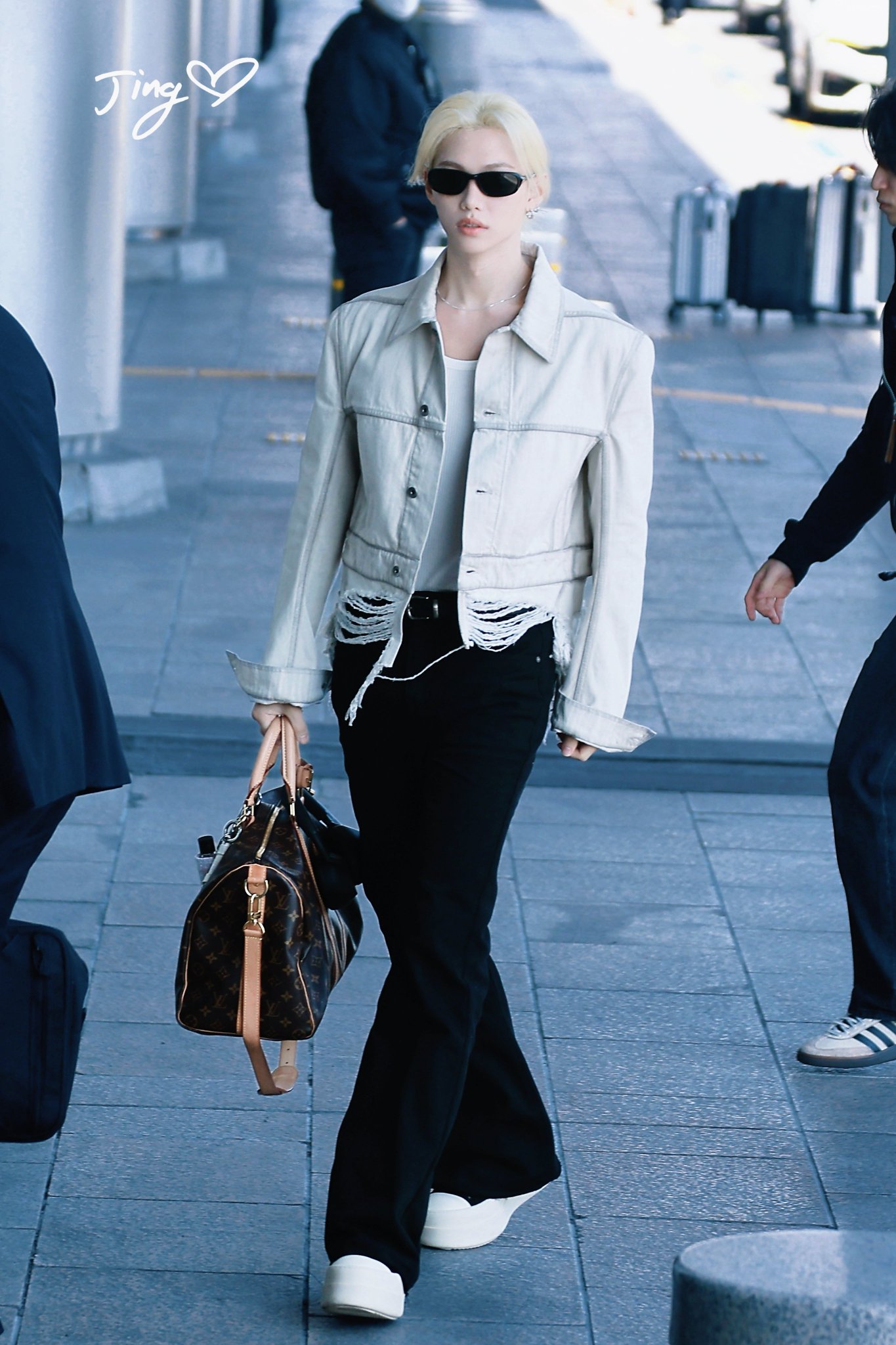 [잡담] 필릭스 젠더리스룩 진짜 잘어울린다 | 인스티즈