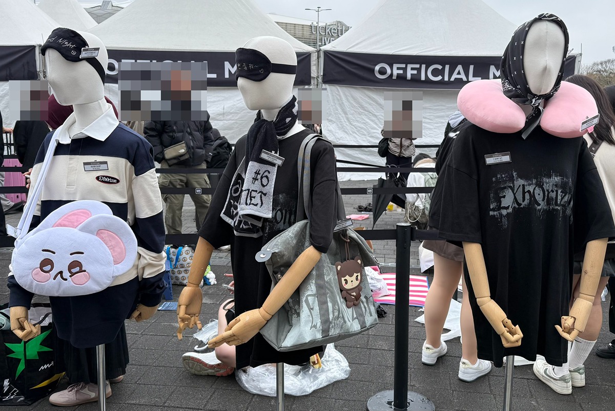 [잡담] 엑소 의류 엠디 죄다 시커먼데 인형만 뽀용 | 인스티즈