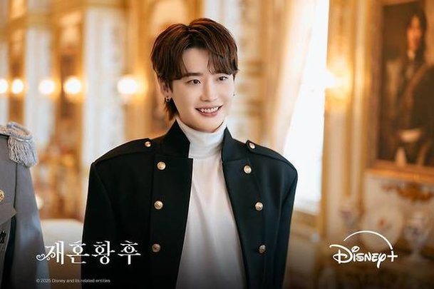 [마플] 현실은 연인, 작품은 각자…아이유♥이종석, 다른 사람 손 잡고 '왕실 로맨스' | 인스티즈