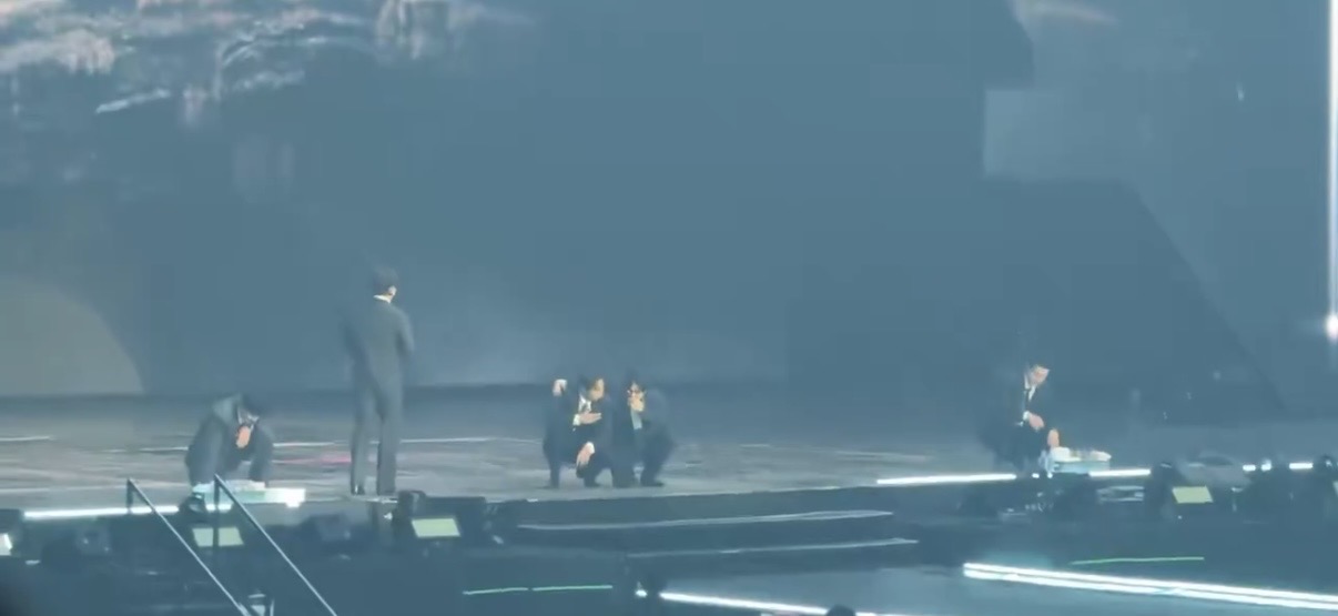 [잡담] 엑소 개웃기다 무대 끝나고 주저앉음 | 인스티즈