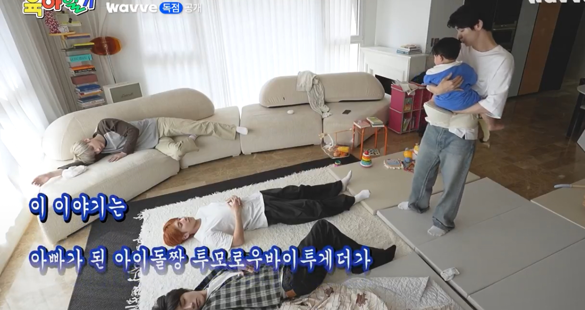 [잡담] 투바투 이거 왤케 중고딩 형아들과 늦둥이 동생 안고있는 첫째미 있다 | 인스티즈