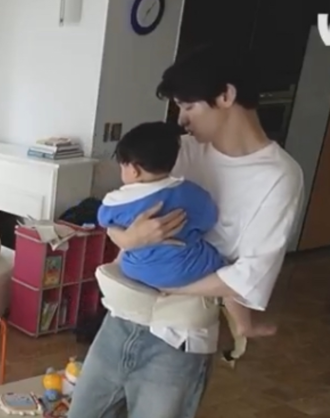 [잡담] 야 잠만 최수빈 아기띠 차고있다… | 인스티즈