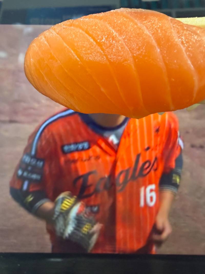 [잡담] 타싸 한화팬이 연어초밥이랑 한화니폼 비교샷 올려줌 | 인스티즈