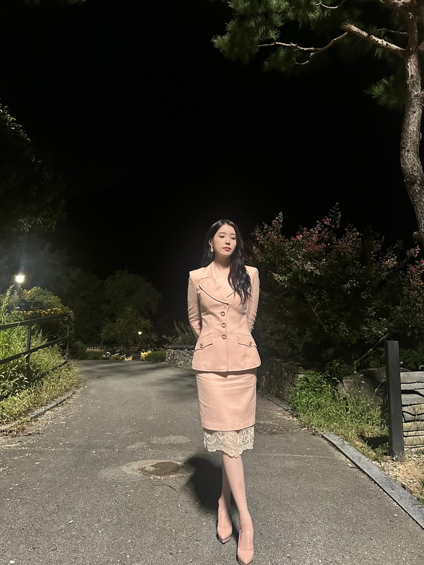 [잡담] 와 아이유 이거 그때 델루나 비하인드 사진 같은 구도야 | 인스티즈
