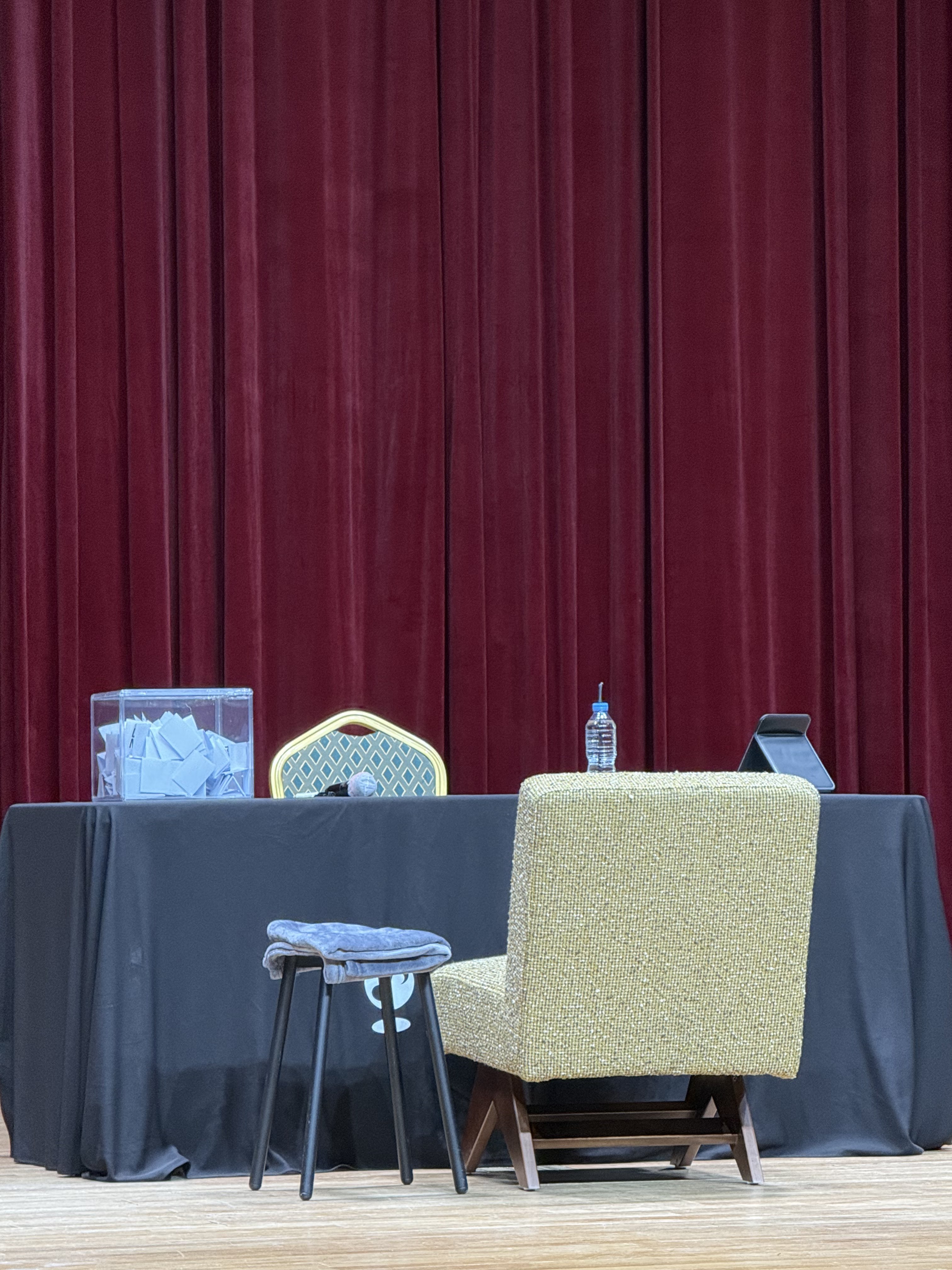 [잡담] 팬싸에 저런 의자 있는거 처음봐 | 인스티즈