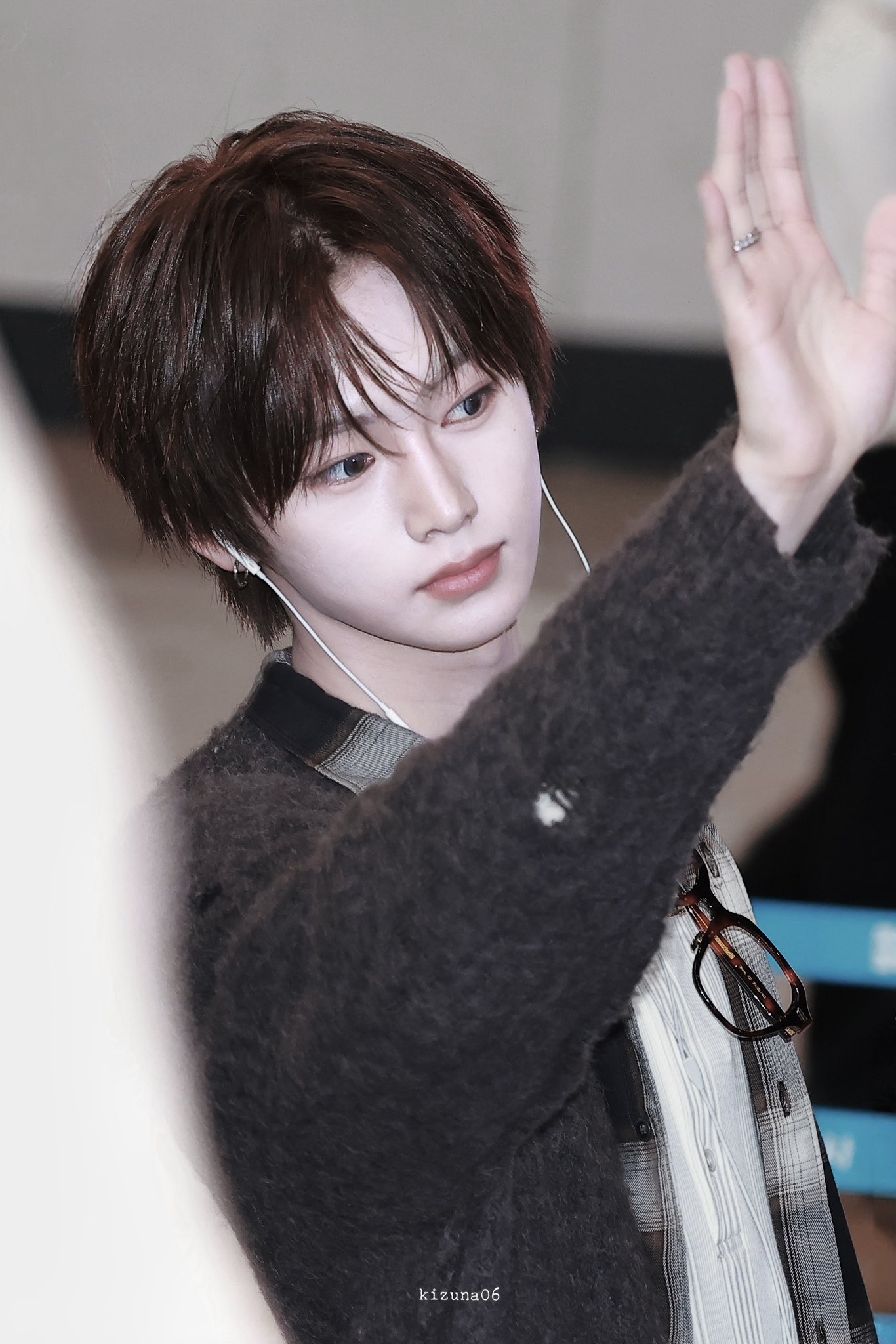 [잡담] 안신이 머리 왜 자꾸 삐죽삐죽 스타일링 유지하는거지… | 인스티즈