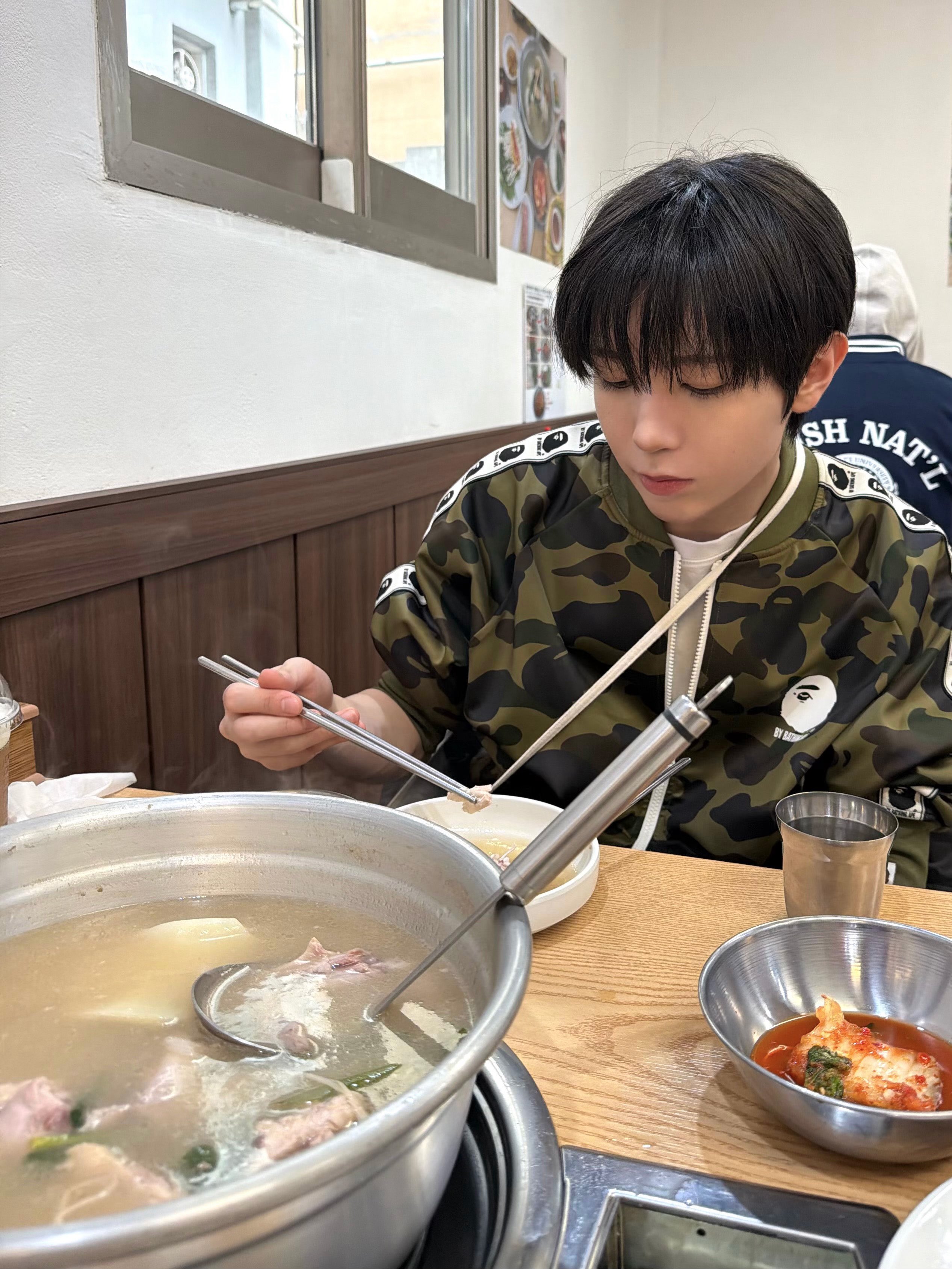 [잡담] 헐 닭한마리 먹는 료 뒤에 있는 사람 재희아냐?? | 인스티즈