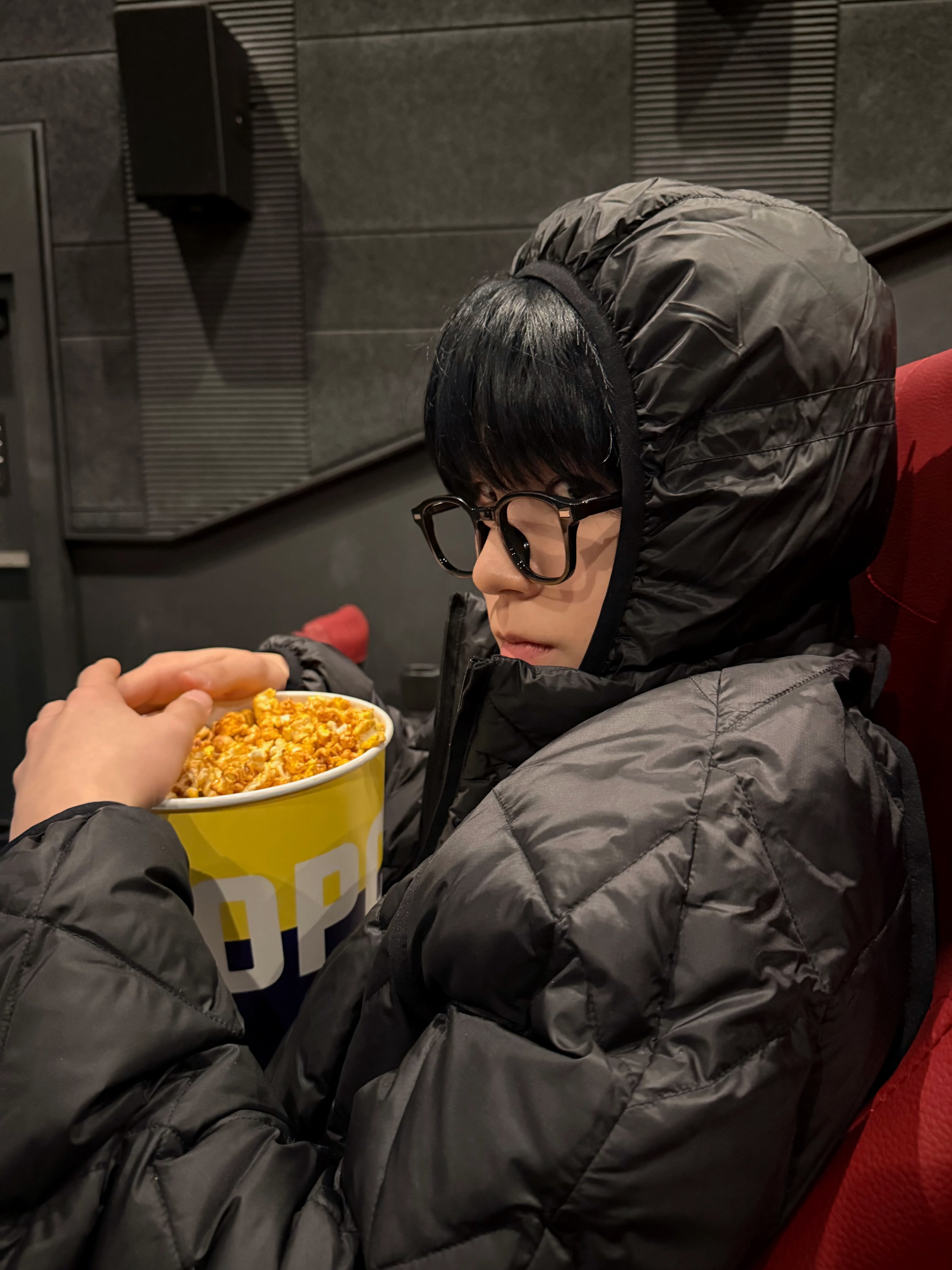 [잡담] 김대영한테 팝콘 니 혼자 다 먹냐고 목조르는척 장난치다가 팝콘 좀 쏟고싶음 | 인스티즈