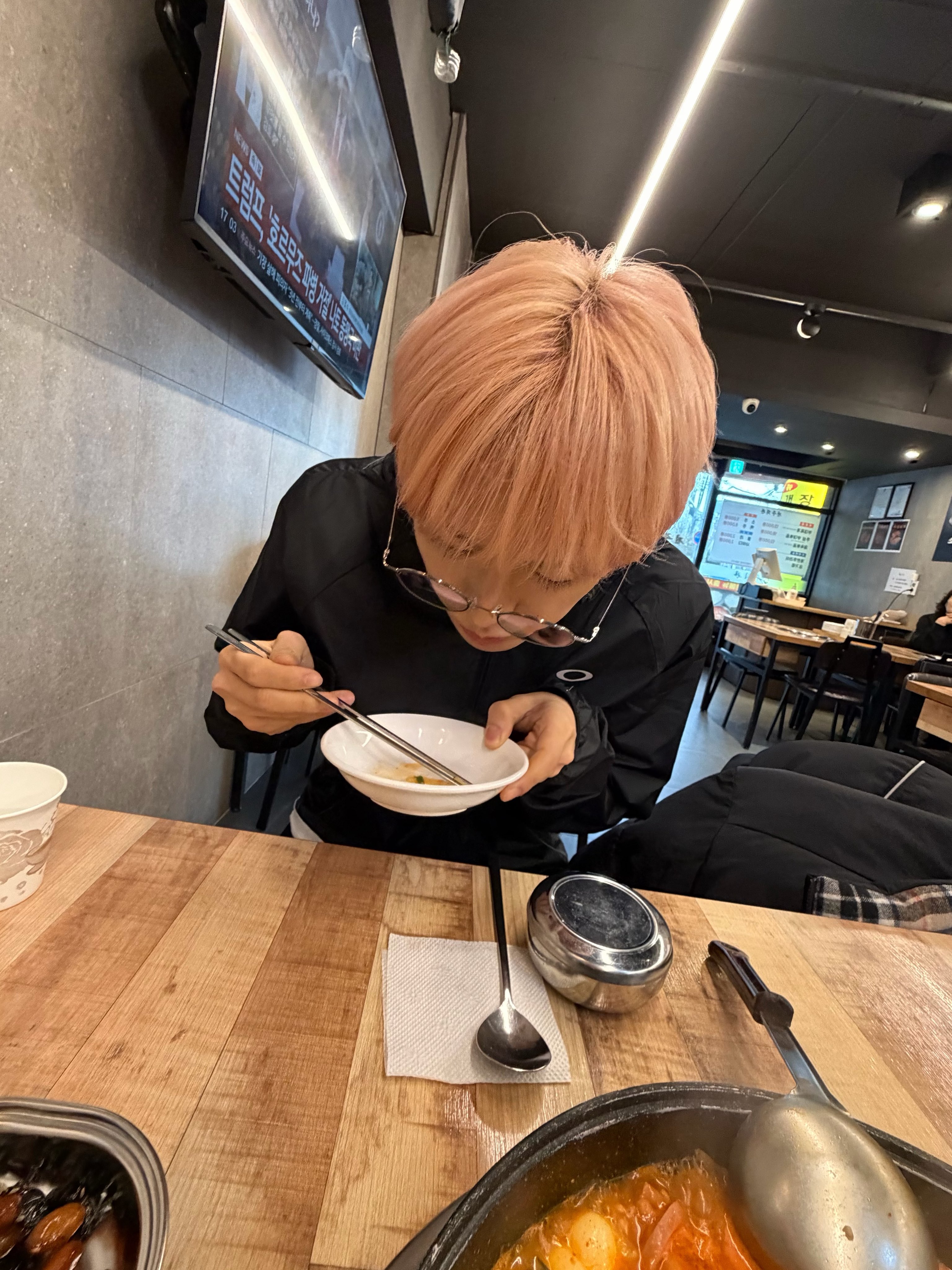 [잡담] 아이돌 프로모 사진에 이런거 나와도 됨? | 인스티즈