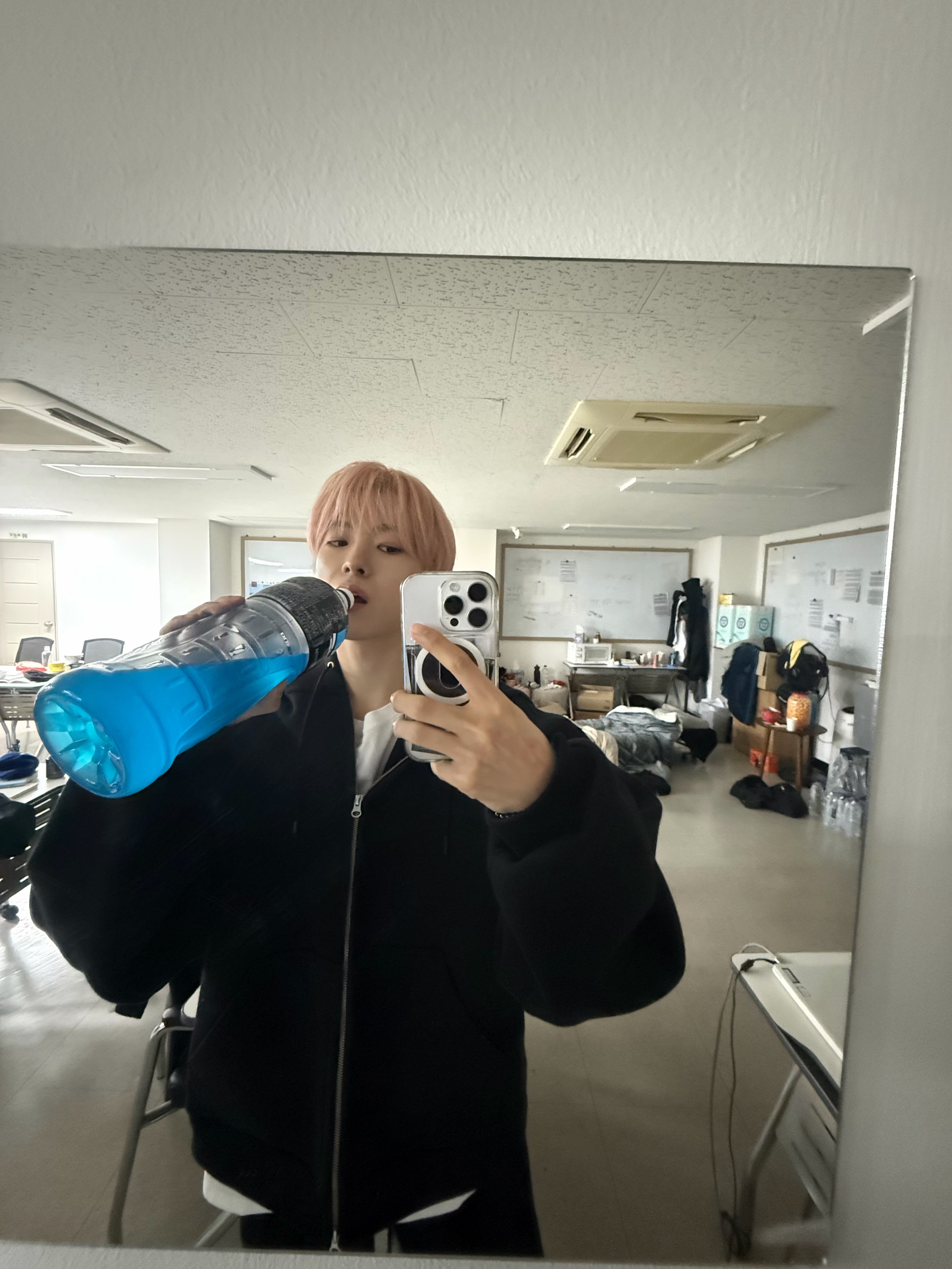 [잡담] 체대 건물 핑크머리 남자분 여친 있나요? | 인스티즈