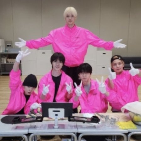 [잡담] 투바투 이 사진ㅋㅋㅋ ㄹㅇ 휴닝이와 꼬붕들 처럼 나옴ㅋㅋㅋㅋㅋㅋ | 인스티즈