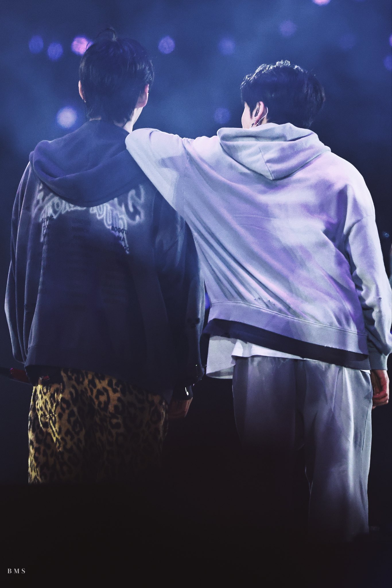 [잡담] 뷔 정국 개존잘인 와중에 호피바지 너무 시강이셔 ㅋ | 인스티즈