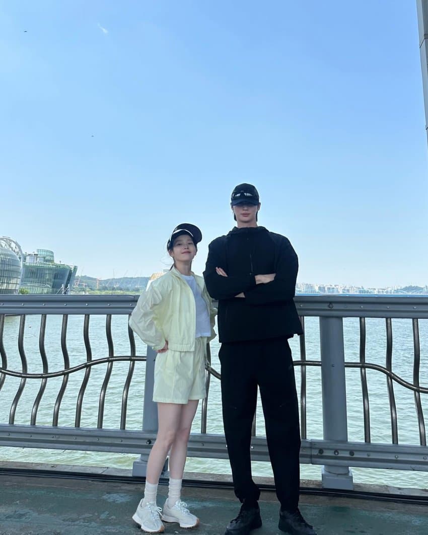 [잡담] 아이유도 꽤나 노력했어 발뒤꿈치 슬쩍 들어봤는데 | 인스티즈