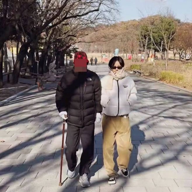 [정보/소식] 가수 이효리 부친상…남편 이상순과 빈소 지켜 | 인스티즈