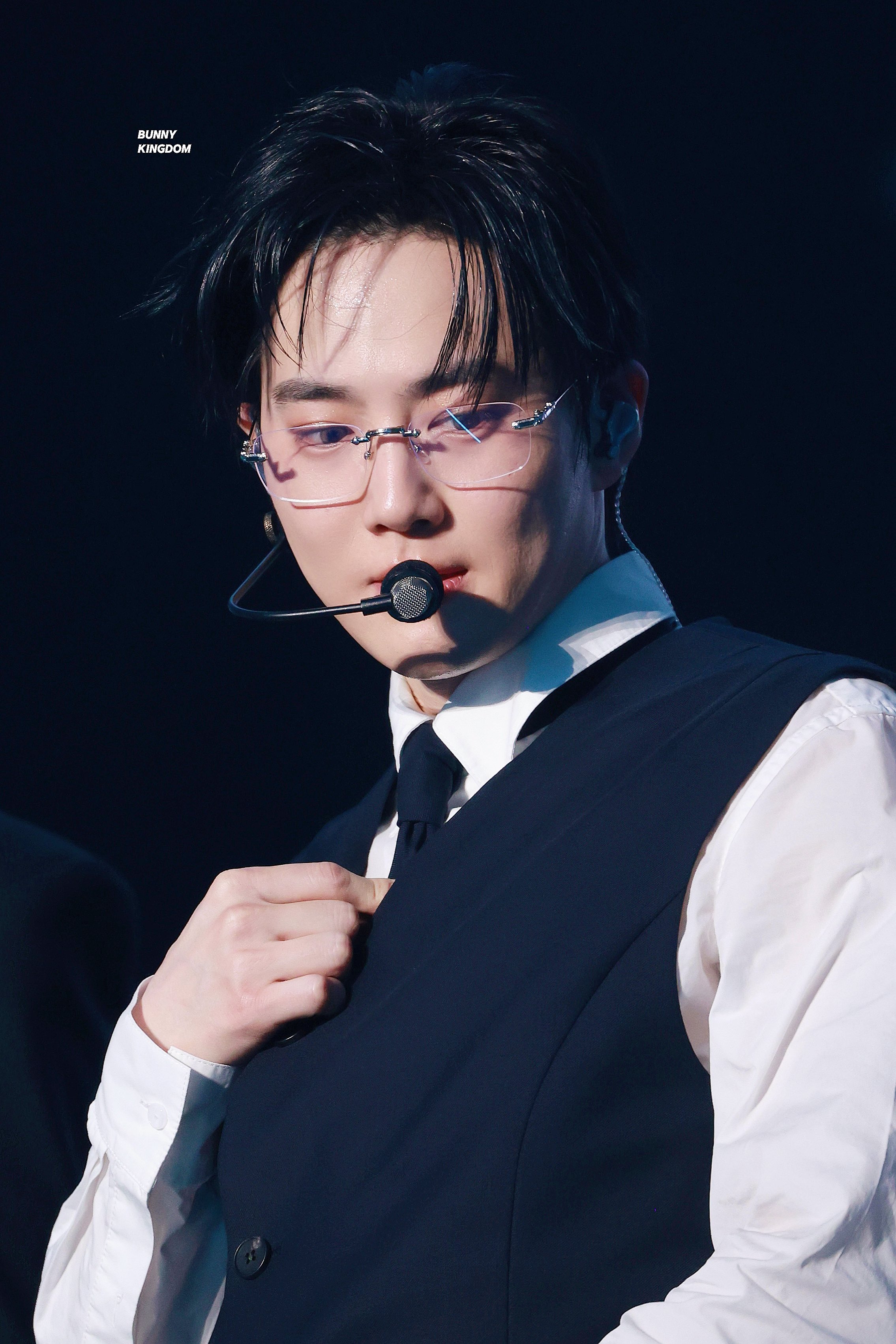 [잡담] 수호 진짜 수트에 안경 착장 미친것같음 | 인스티즈