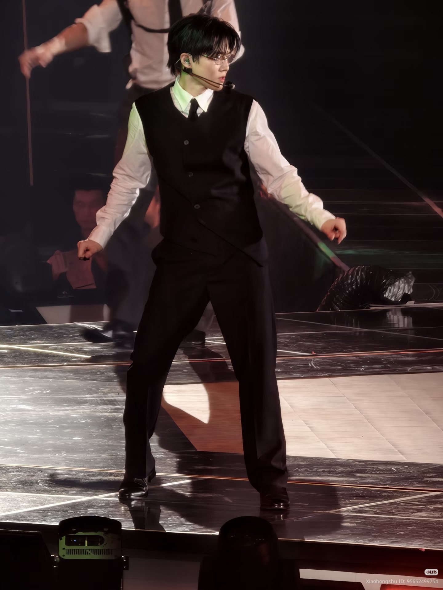 [잡담] 수호 진짜 수트에 안경 착장 미친것같음 | 인스티즈