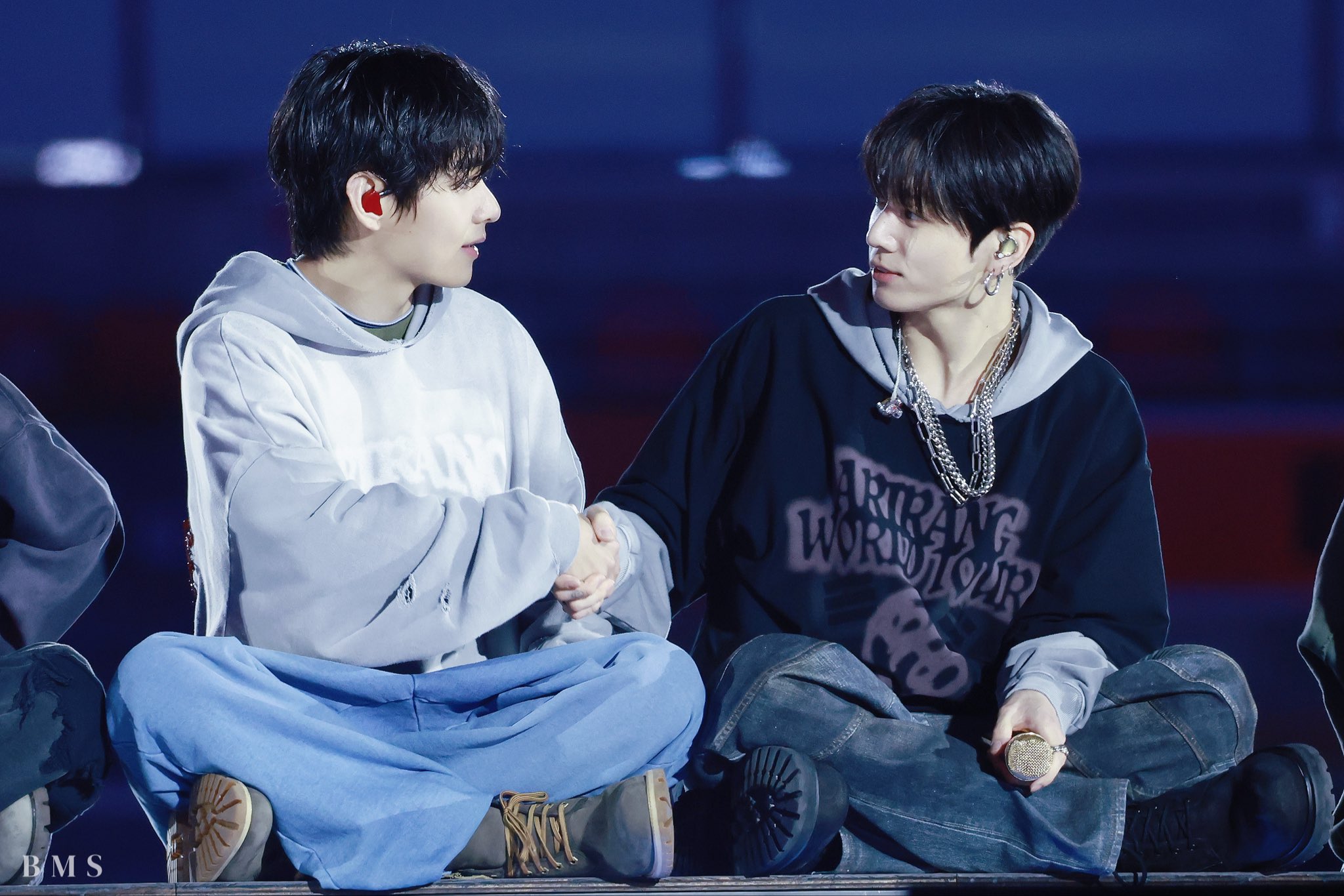 [잡담] 방탄 뷔 정국 오늘자 어려보여 | 인스티즈