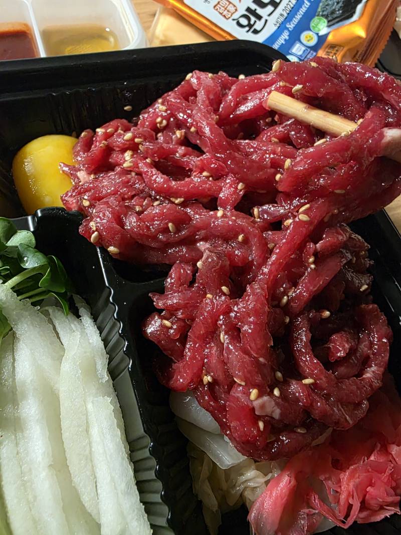 [잡담] 육회 연어 시켰는데 양 진짜 많아 | 인스티즈