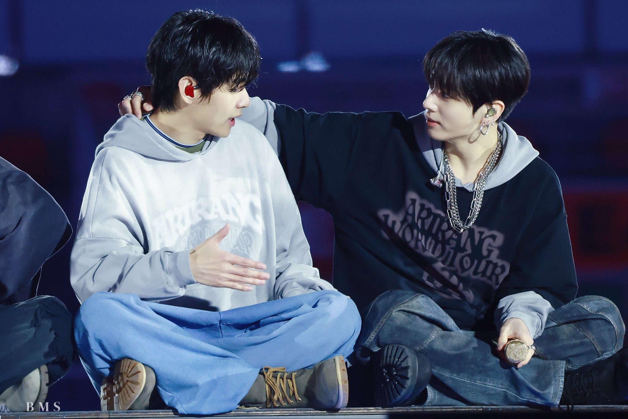 [잡담] 방탄 뷔 정국 오늘자 어려보여 | 인스티즈