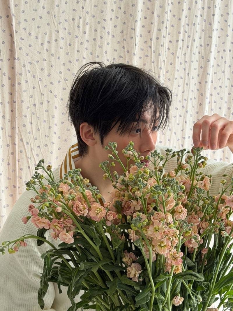 꽃이랑 럭셔리 화보 찍은 남돌.jpg | 인스티즈