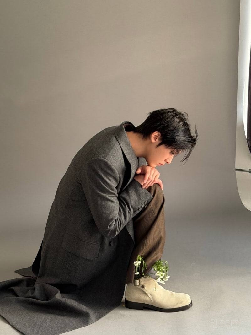 꽃이랑 럭셔리 화보 찍은 남돌.jpg | 인스티즈