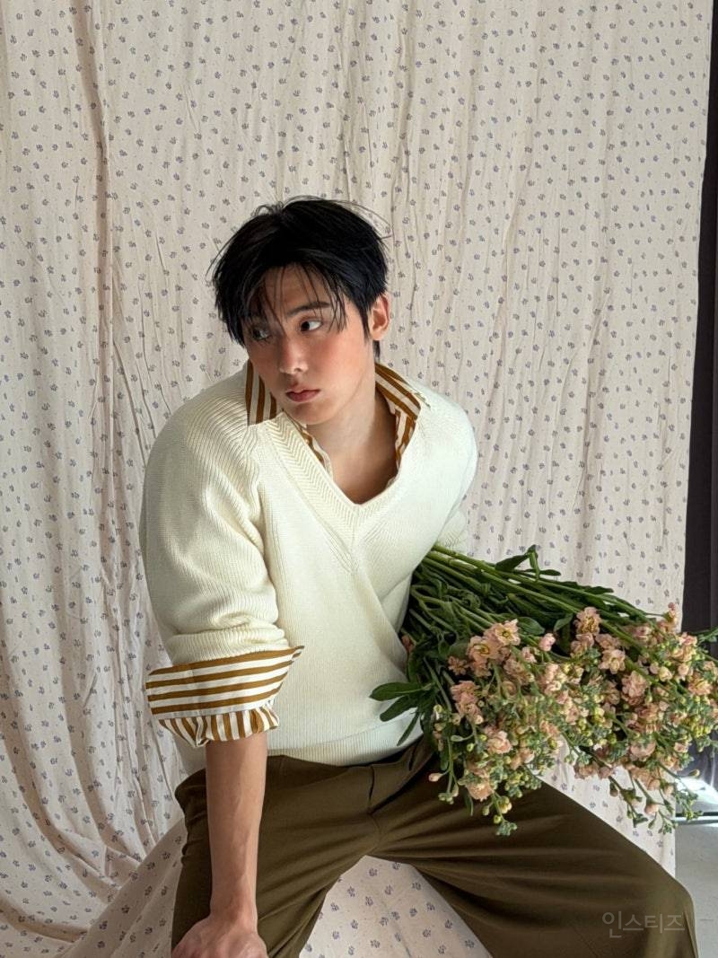 꽃이랑 럭셔리 화보 찍은 남돌.jpg | 인스티즈