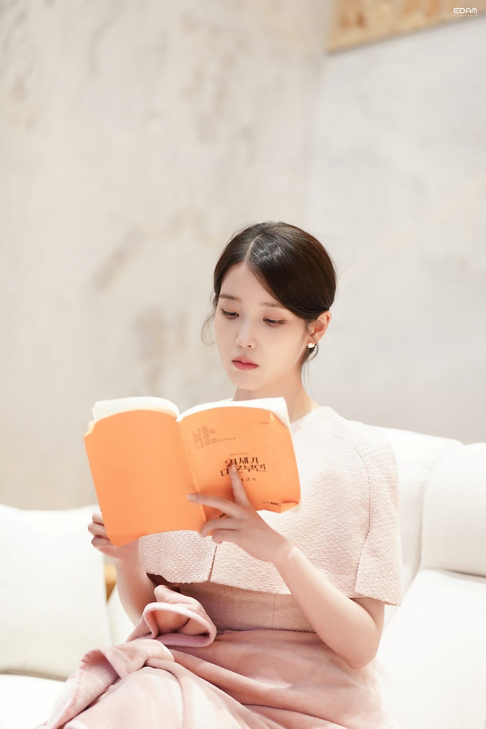 [잡담] 대본보는 아이유가 넘나 희주인건에 대해 | 인스티즈