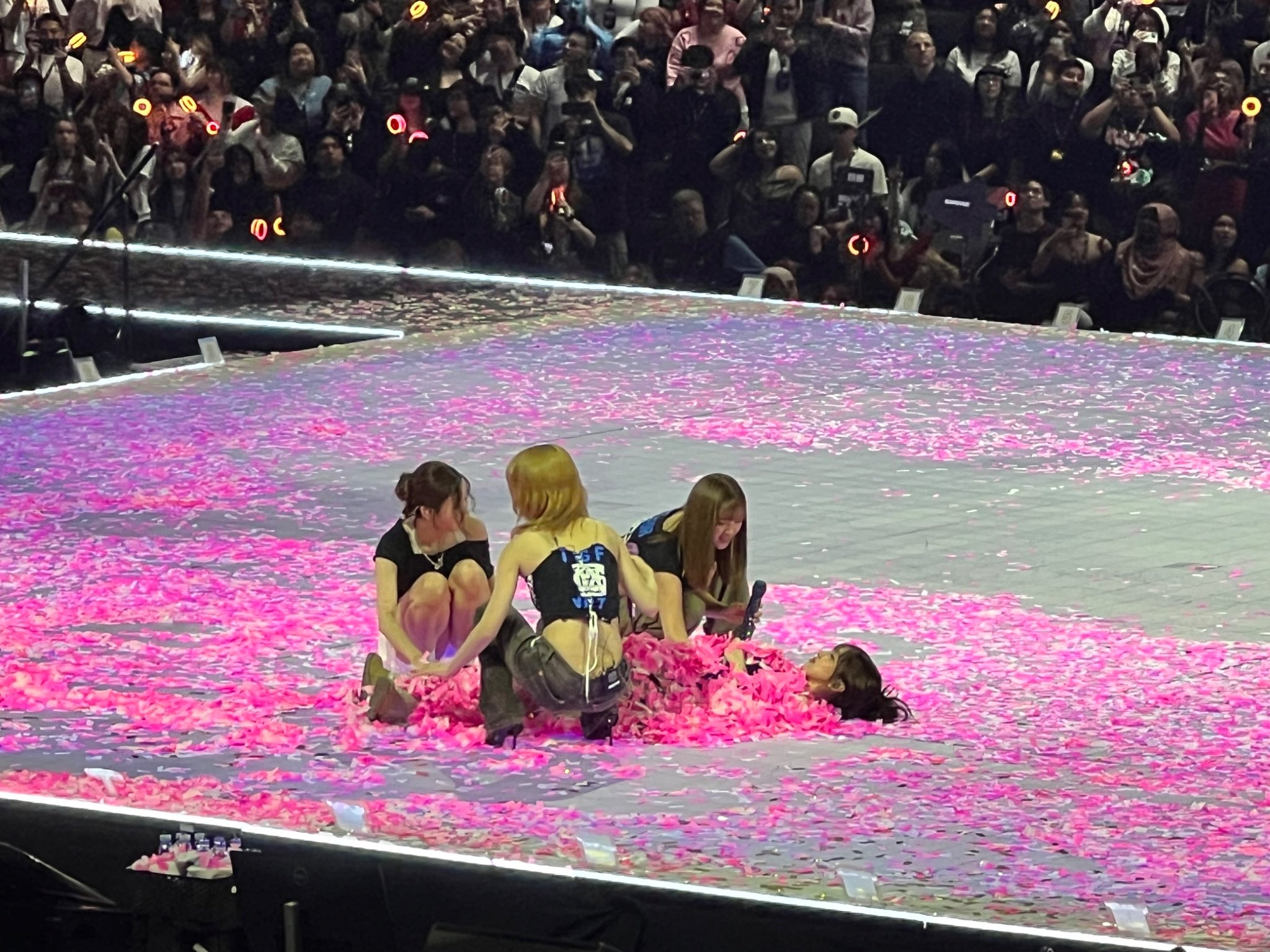 [잡담] 트와 나연 컨페티에 묻히다 | 인스티즈