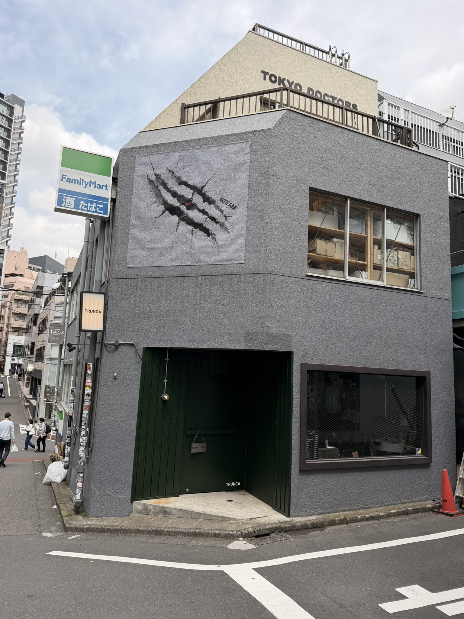 [잡담] 앤팀 일본 길거리에서 프로모션 해놓은 거 | 인스티즈