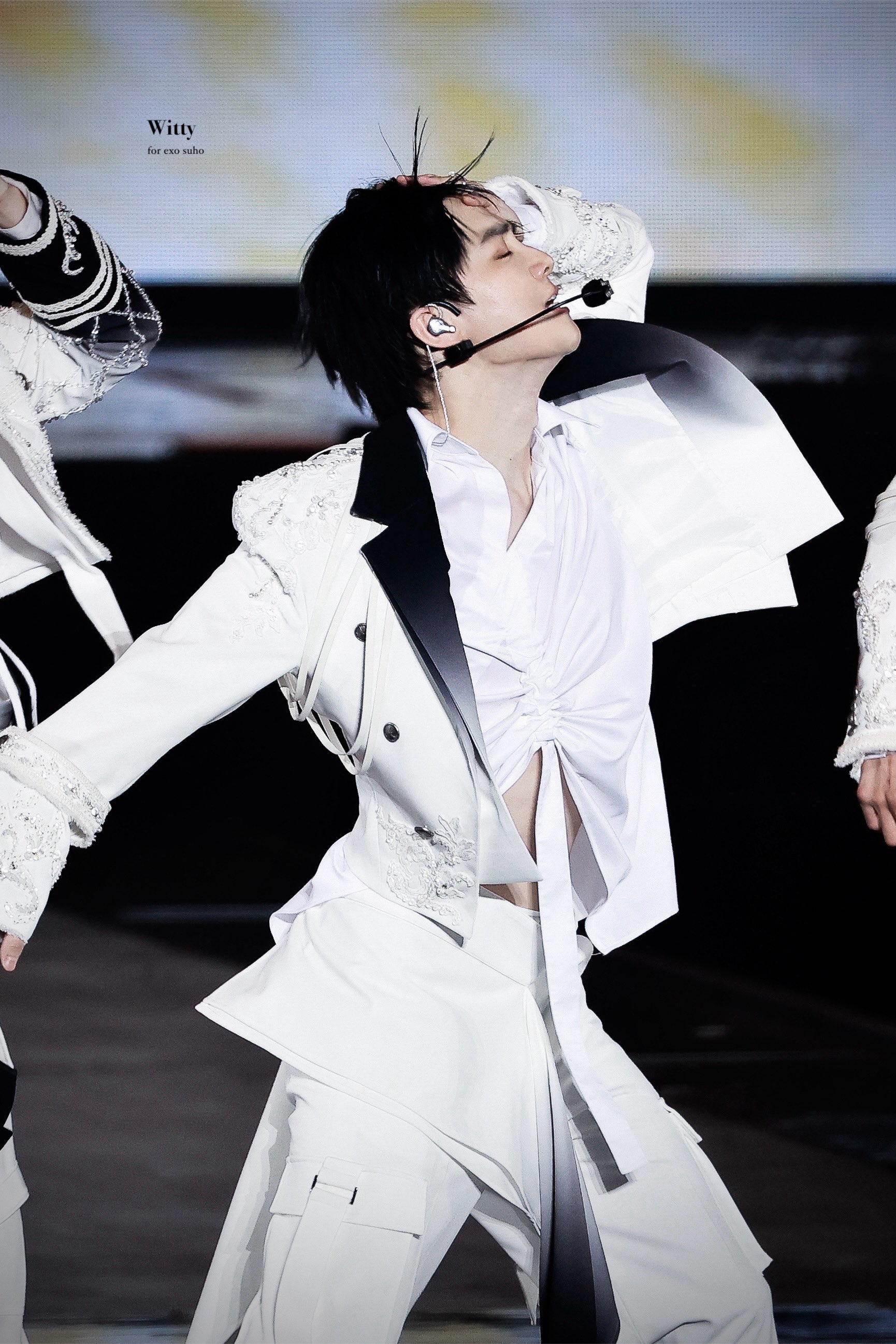 [잡담] 수호 콘서트 제복 디테일 너무 예뻐 | 인스티즈