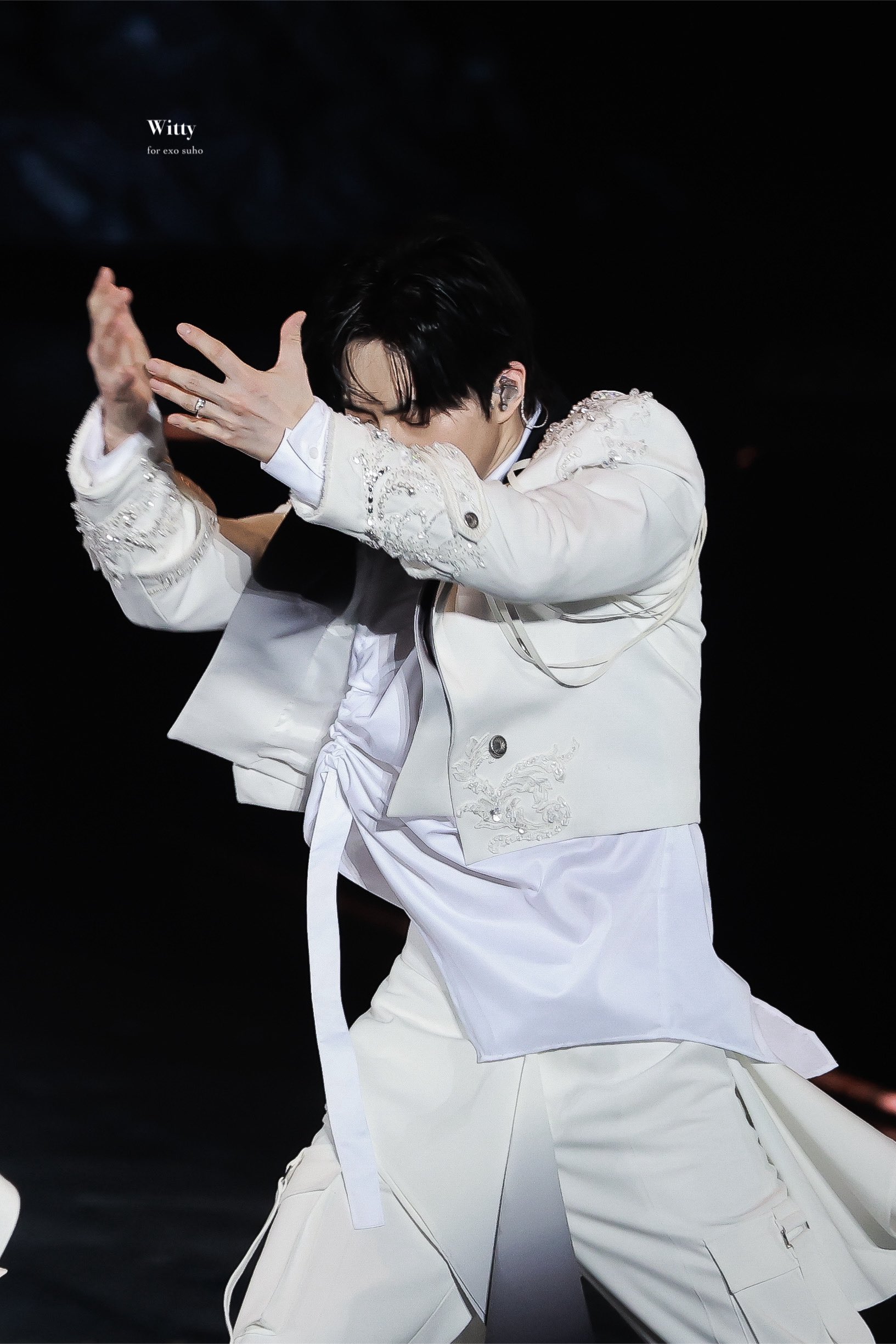 [잡담] 수호 콘서트 제복 디테일 너무 예뻐 | 인스티즈