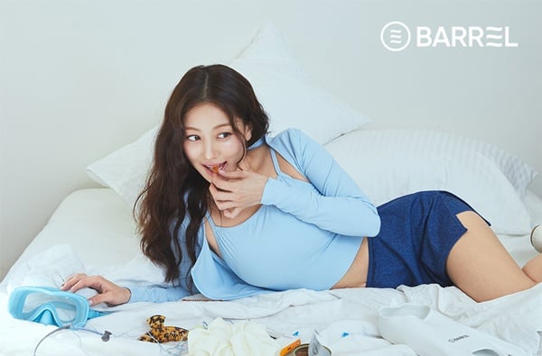 [정보/소식] 트와이스 지효, '배럴걸' 발탁...시즌 캠페인 공개 | 인스티즈
