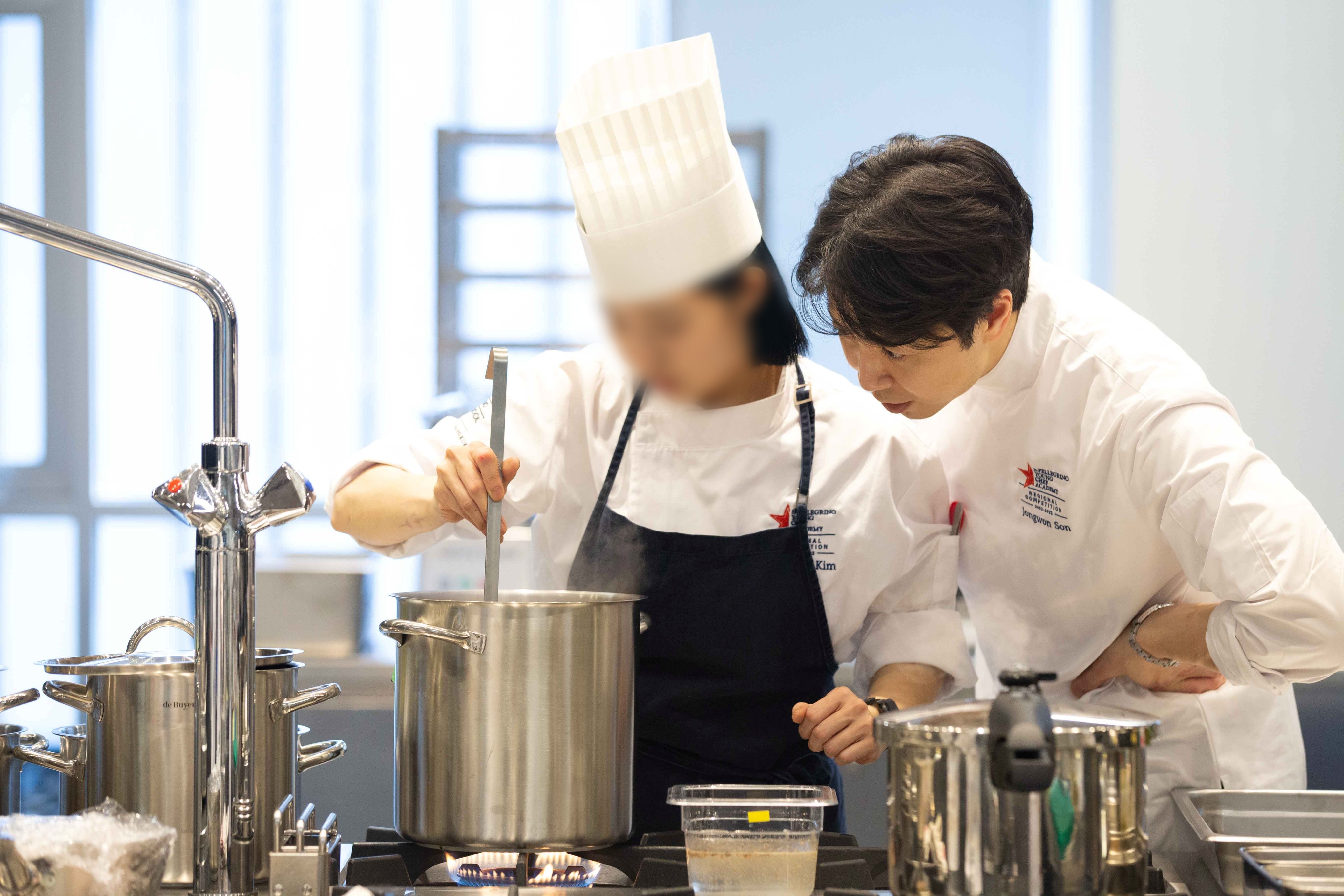 [잡담] 손종원 22년 영셰프 멘토때 사진 레전드네 | 인스티즈