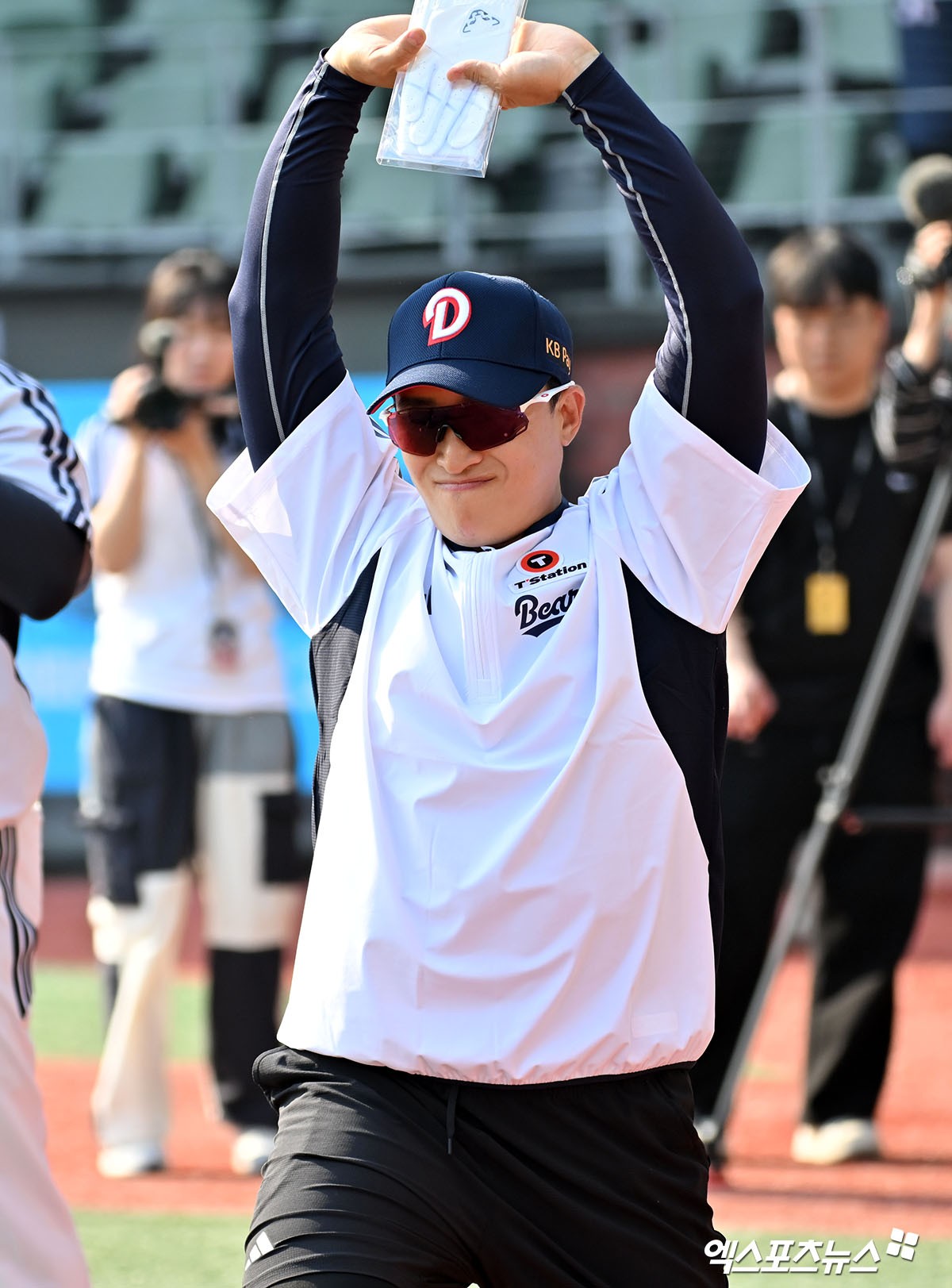 [잡담] 개웃겨 므찌나 오빠 손에 돈봉투 아니고 장갑이었다네요 | 인스티즈