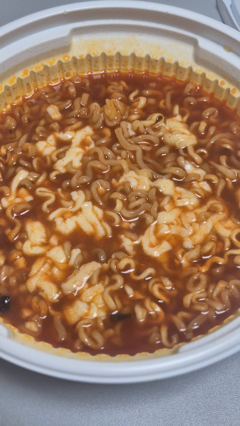 [잡담] 왕뚜껑 라볶이 먹어봤는데 맛있는지 모르겠음 | 인스티즈