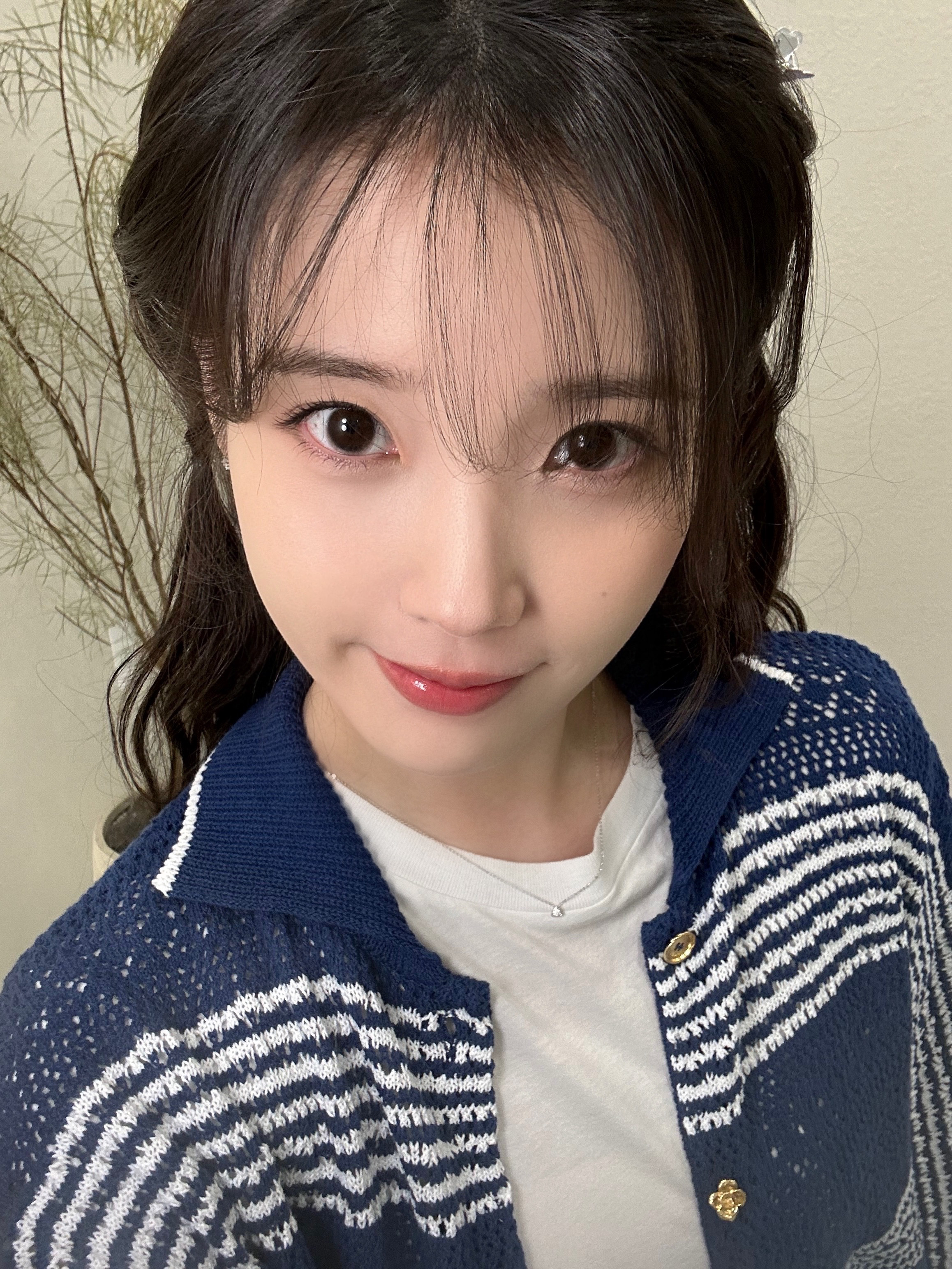 [잡담] 아이유) 260414 아이유 공식 트위터 🙋‍♀️🙋‍♂️🙂✨ | 인스티즈