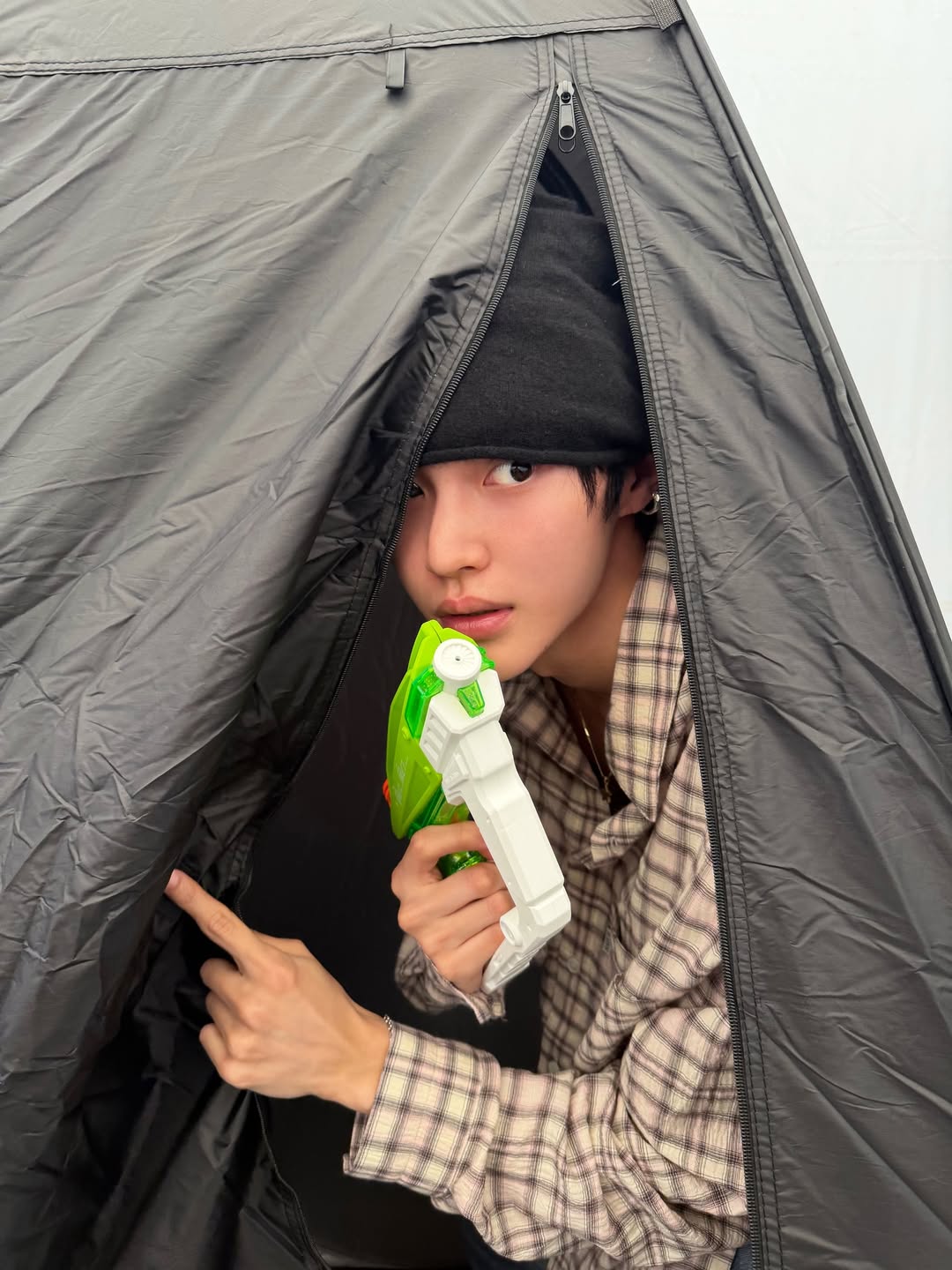 [잡담] 원빈이 천막 사이로 빼꼼 | 인스티즈