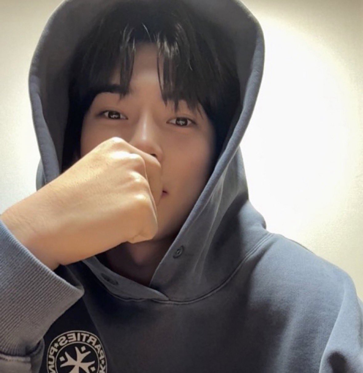 [잡담] 성한빈 후드입고 포토이즘온대 | 인스티즈