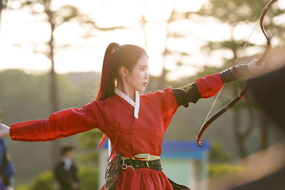 [잡담] 대군부인) 국궁씬 아이유 변우석 비하인드 사진 에바야 | 인스티즈