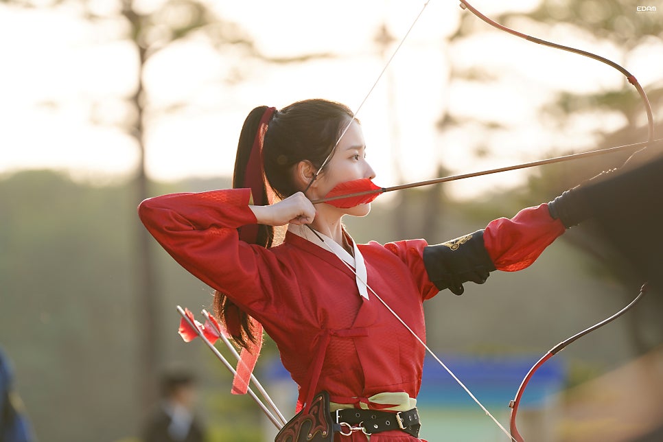[잡담] 대군부인) 국궁씬 아이유 변우석 비하인드 사진 에바야 | 인스티즈