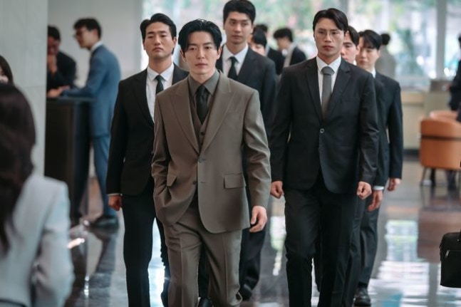 [정보/소식] 은밀한감사) 김재욱, 고독한 재벌 3세 변신…수트핏 미쳤다(은밀한 감사) | 인스티즈